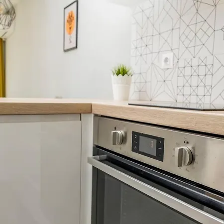 Charisma Apt - Lux At Top City Center Apartment *
